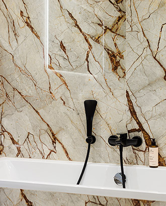 Salle de bain luxe en hôtel 4 étoiles