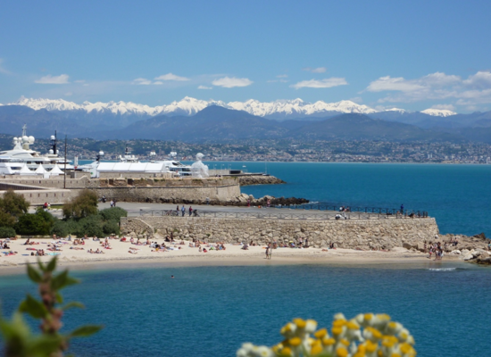 Hôtel Juan-les-Pins ou Antibes : quel quartier choisir pour votre séjour ?